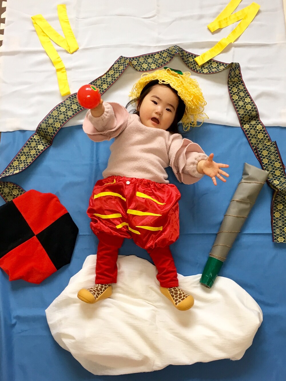 「ベビー、キッズ、70、80、90、寝相アート、アティパス、節分」｜「Attipasのアイテム（シューズ、イエロー系）」を使った、kn5mkさん（キッズ・80cm）の春コーディネートの1枚目の写真