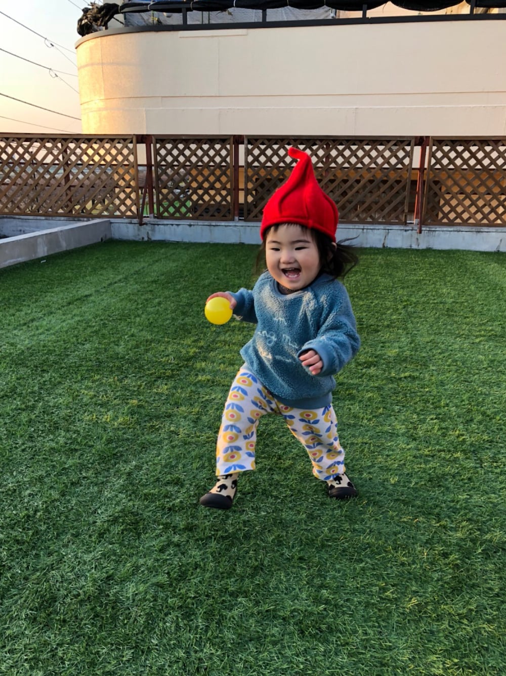 「帽子、ニット帽、トンガリ帽子、プティマイン、プチジャム、もこもこ、80cm、90cm、キッズコーデ、ベビーコーデ」｜「petit mainのチェーン刺繍ロゴ長袖トレーナー（スウェット、ブルー系）」を使った、kn5mkさん（キッズ・80cm）の春コーディネートの1枚目の写真