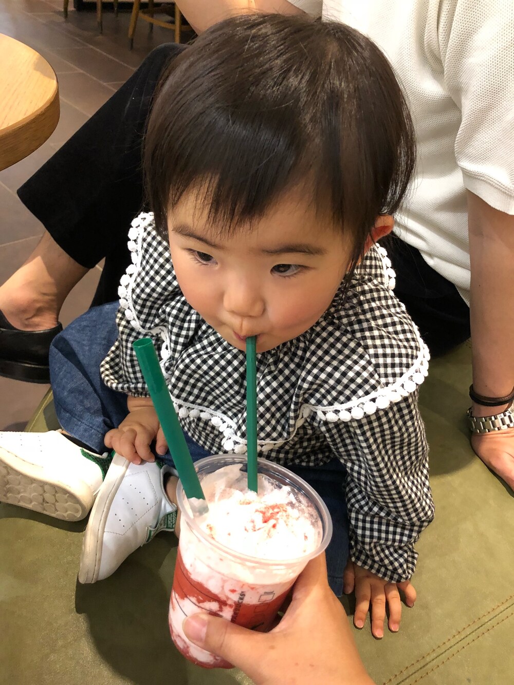 「ギンガムチェック、80cm、90cm、キッズコーデ、ベビーコーデ、スタンスミス、インポート、ガウチョパンツ、フラペチーノ」｜「インポートのアイテム（トップス、ブラック系）」を使った、kn5mkさん（キッズ・80cm）の春コーディネートの1枚目の写真