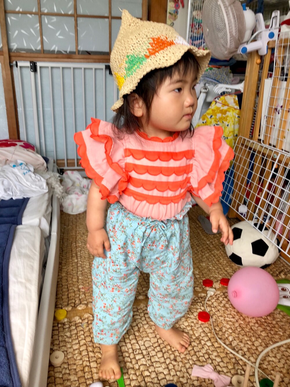 「公園、80cm、90cm、キッズコーデ、おんなのこ、ベビーコーデ、オレンジ、麦わら帽子」｜「apres les coursのアイテム（トップス、オレンジ系）」を使った、kn5mkさん（キッズ・80cm）の夏コーディネートの1枚目の写真