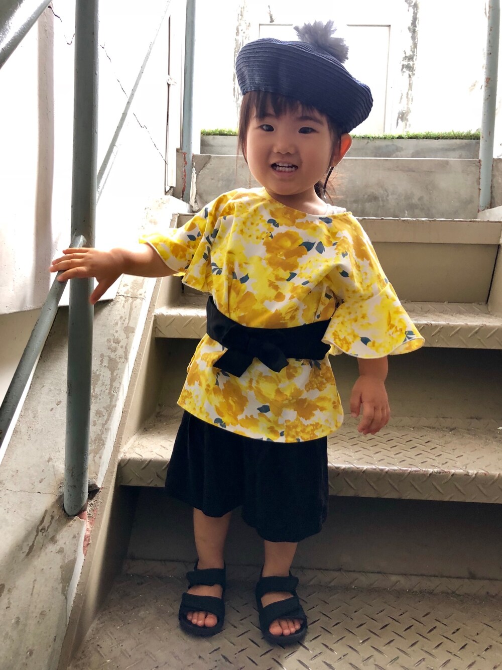 「夏コーデ、女の子コーデ、キッズコーデ、ガウチョパンツ、黄色、麦わら帽子」｜「GLOBAL WORKの【キッズ】ベルトツキフレアソデプルオーバー半袖/761688（Tシャツ/カットソー、イエロー系）」を使った、kn5mkさん（キッズ・90cm）の夏コーディネートの1枚目の写真