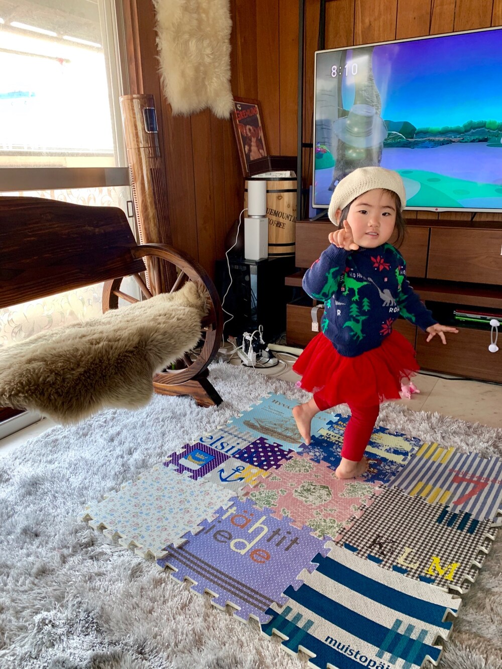 「女の子、春コーデ、赤、babygap、ニット帽、恐竜」｜「babyGAPのアイテム（トップス、ブルー系）」を使った、kn5mkさん（キッズ・90cm）の夏コーディネートの1枚目の写真