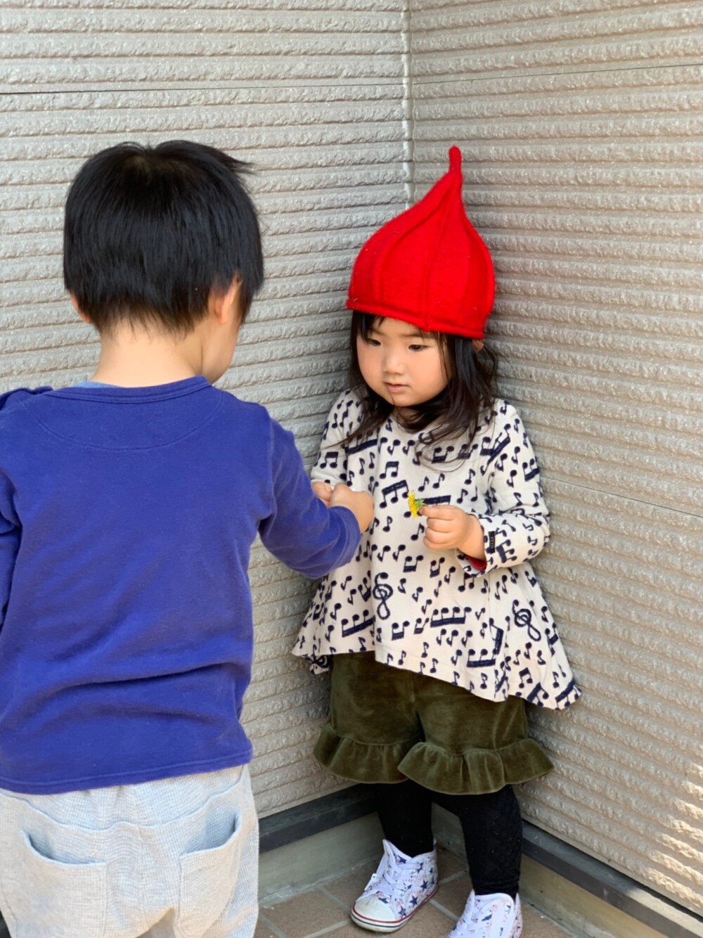 「キッズコーデ、女の子、赤、音符、コンバース、トンガリ帽子」｜「FITHのアイテム（トップス、ベージュ系）」を使った、kn5mkさん（キッズ・90cm）の夏コーディネートの1枚目の写真