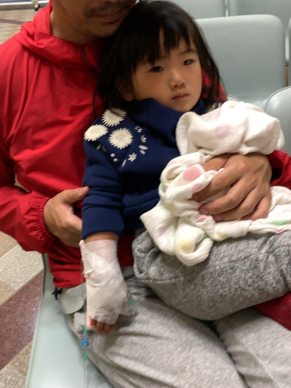 「ネイビー、女の子、キッズコーデ、アプレレクール、花柄、フリース」｜「apres les coursのアイテム（ニット/セーター、ブルー系）」を使った、kn5mkさん（キッズ・90cm）の夏コーディネートの1枚目の写真