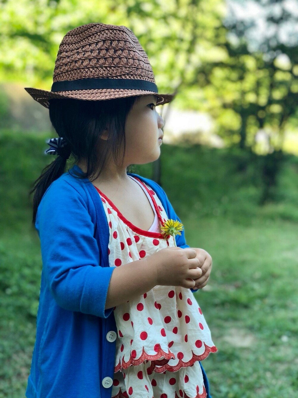 「女の子コーデ、キッズコーデ、夏コーデ、春コーデ、帽子、カーディガン、タンクトップ、ブルー、2歳、90」｜「DAISOのアイテム（帽子、ブラウン系）」を使った、kn5mkさん（キッズ・90cm）の夏コーディネートの1枚目の写真