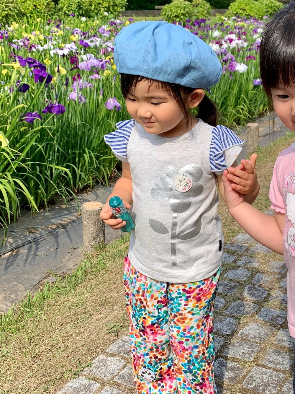 「キッズコーデ、女の子コーデ、2歳、next、帽子、夏コーデ、ゆるコーデ」｜「3coinsのアイテム（帽子、ブルー系）」を使った、kn5mkさん（キッズ・90cm）の夏コーディネートの1枚目の写真