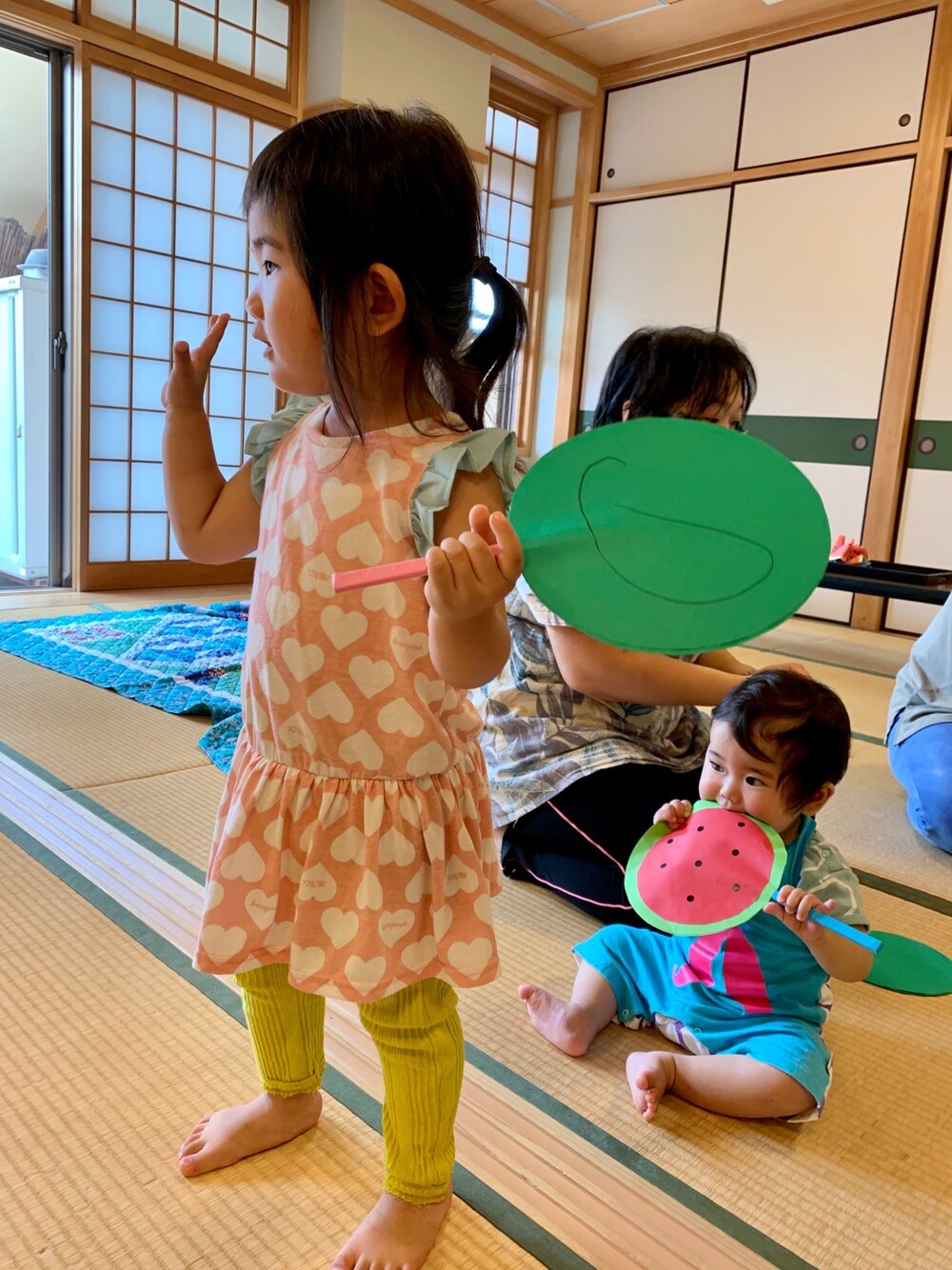 「ワンピース、キッズコーデ、2歳、夏コーデ、女の子、レギンス」｜「apres les coursのアイテム（ワンピース/ドレス、ピンク系）」を使った、kn5mkさん（キッズ・90cm）の夏コーディネートの1枚目の写真