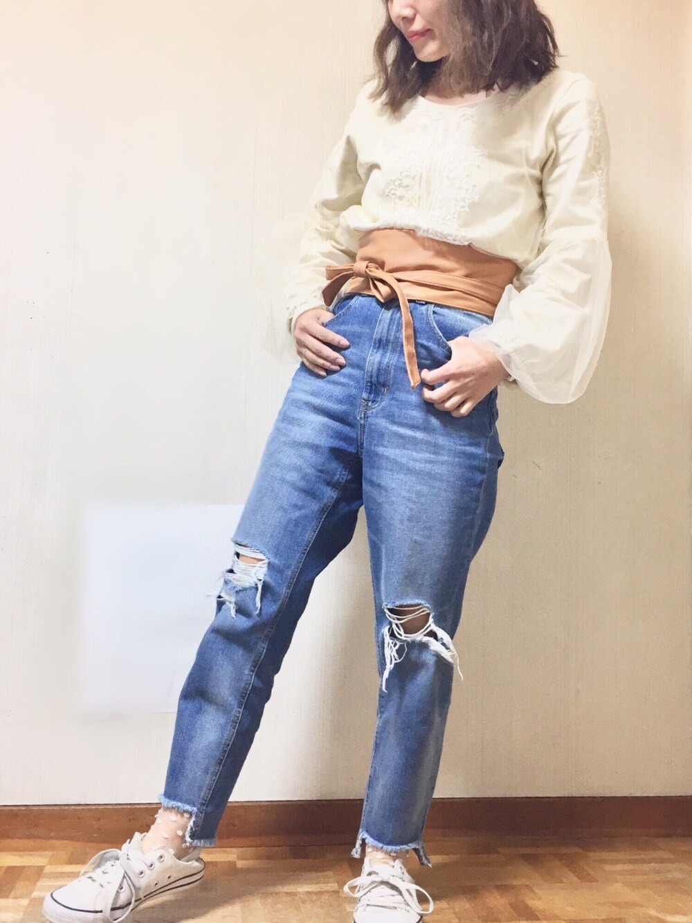 ホワイト系のシャツ/ブラウス、ブルー系のデニムパンツを着用したレディースの冬コーディネートの1枚目の写真