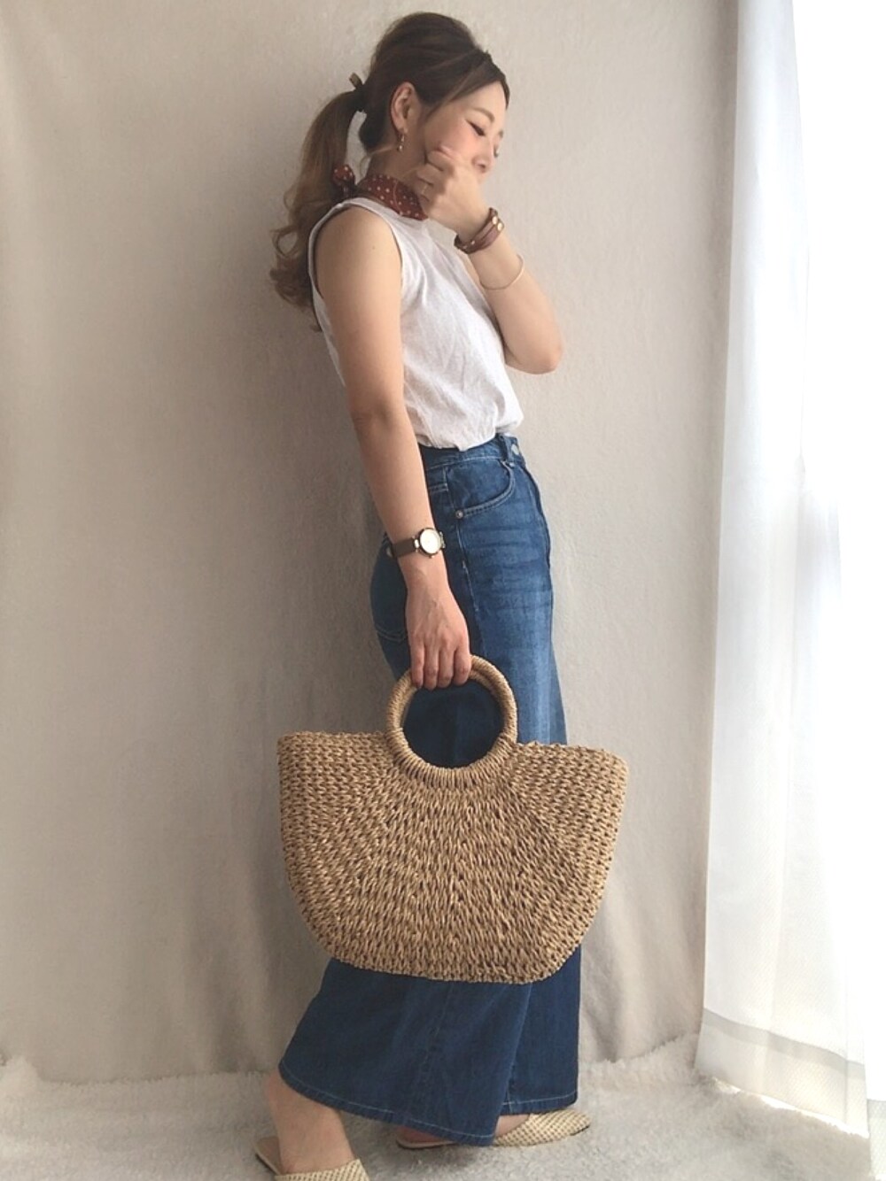 「GU、デニムワイドパンツ、スカーフ、かごバッグ、低身長、プチプラ、150cm、大人カジュアル」｜「GUのアイテム（タンクトップ、ベージュ系）」を使った、✴︎WAKAさん（レディース・150cm）の夏コーディネートの1枚目の写真