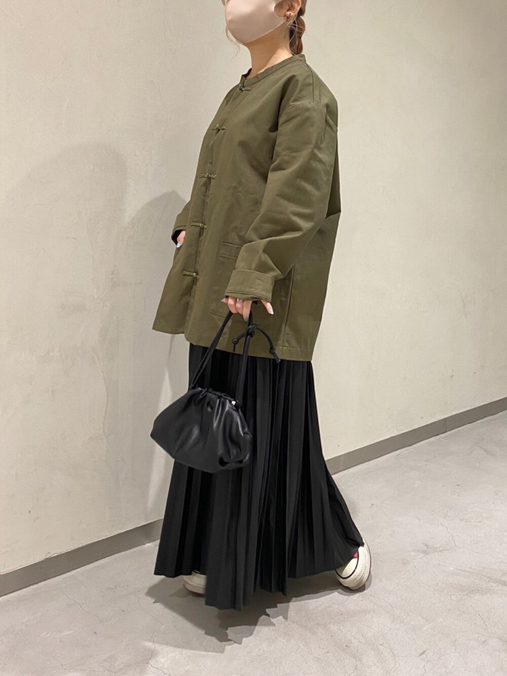 「Ray Cassin、converse、秋のマイ旬スタイル、カジュアルコーデ、プリーツスカート、レザー、チャイナ、スニーカー、低身長、ootd」｜「RAY CASSINの【WEB限定】チャイナブルゾン（ブルゾン、グリーン系）」を使った、misumiさん（レディース・148cm）の秋コーディネートの1枚目の写真
