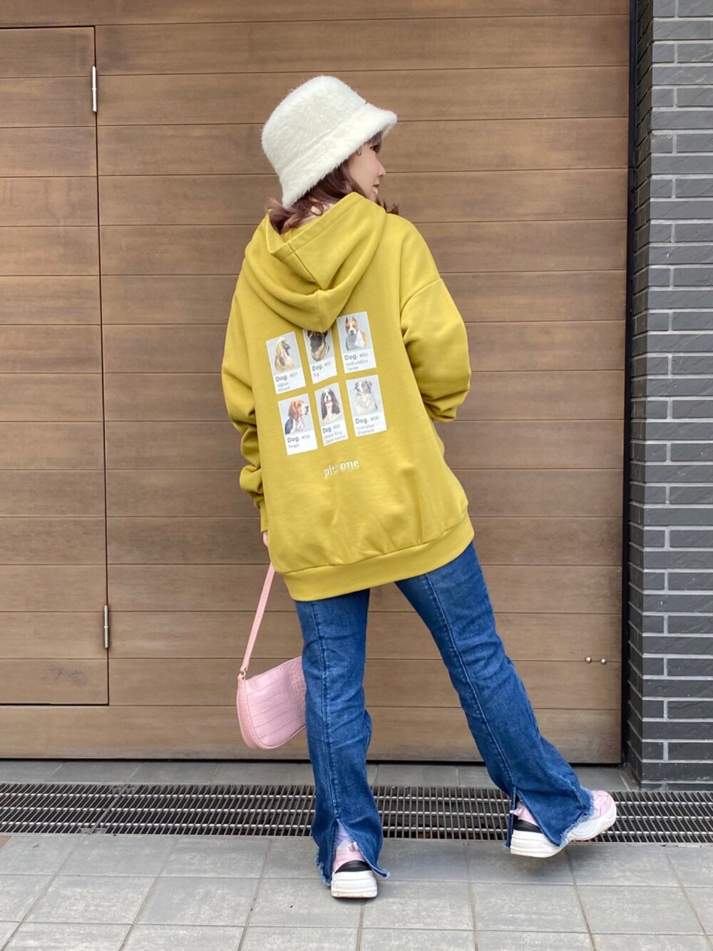 「秋コーデ、秋のマイ旬スタイル、パンツスタイル、カジュアル、低身長、デニム、Ray Cassin、バケットハット、NIKE、スリット」｜「RAY CASSINのPick Dogパーカー（スウェット、イエロー系）」を使った、misumiさん（レディース・148cm）の秋コーディネートの1枚目の写真