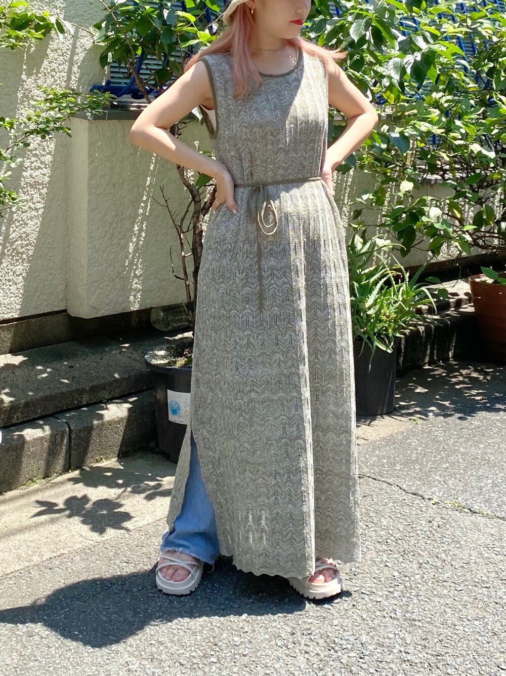 「夏コーデ、カジュアルコーデ、ニットワンピース、デニムパンツ、スポーツサンダル、初夏コーデ、デニムコーデ、低身長コーデ、148cm、Ray Cassin」｜「RAY CASSINのメランジ透かし編みニットワンピース（ワンピース、グリーン系）」を使った、misumiさん（レディース・148cm）の夏コーディネートの1枚目の写真
