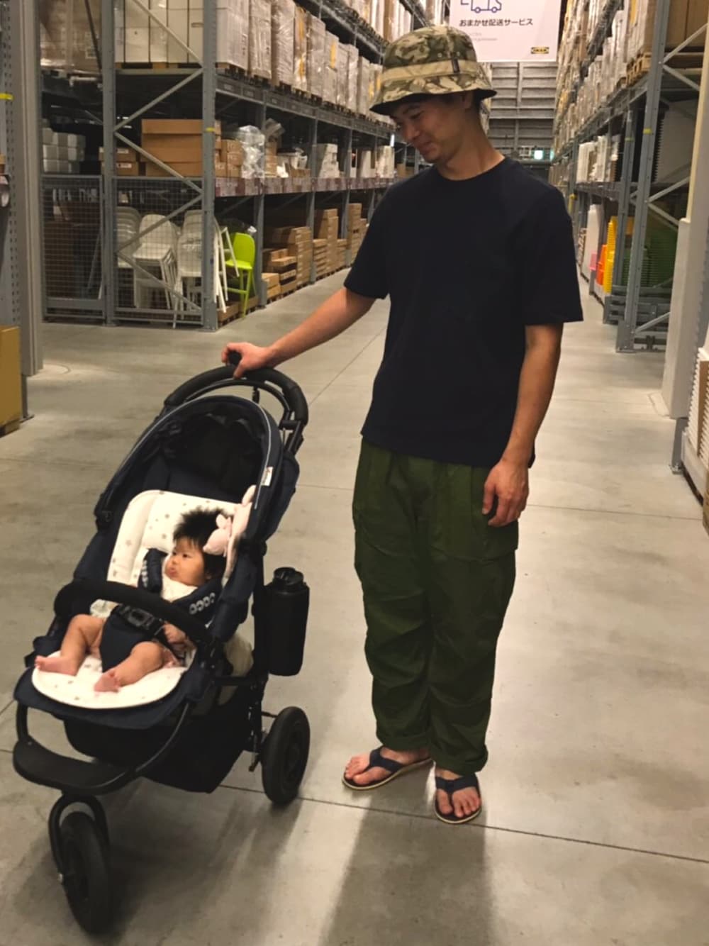 「シンプル、夏コーデ、娘、IKEA、デート、ビッグシルエット、ポケットＴシャツ、カーゴパンツ、サンダル、ハット」｜「patagoniaのパタゴニア/ ウェーブフェアラー・バケツ・ハット（ハット、その他）」を使った、へいさん（メンズ・176cm）の夏コーディネートの1枚目の写真