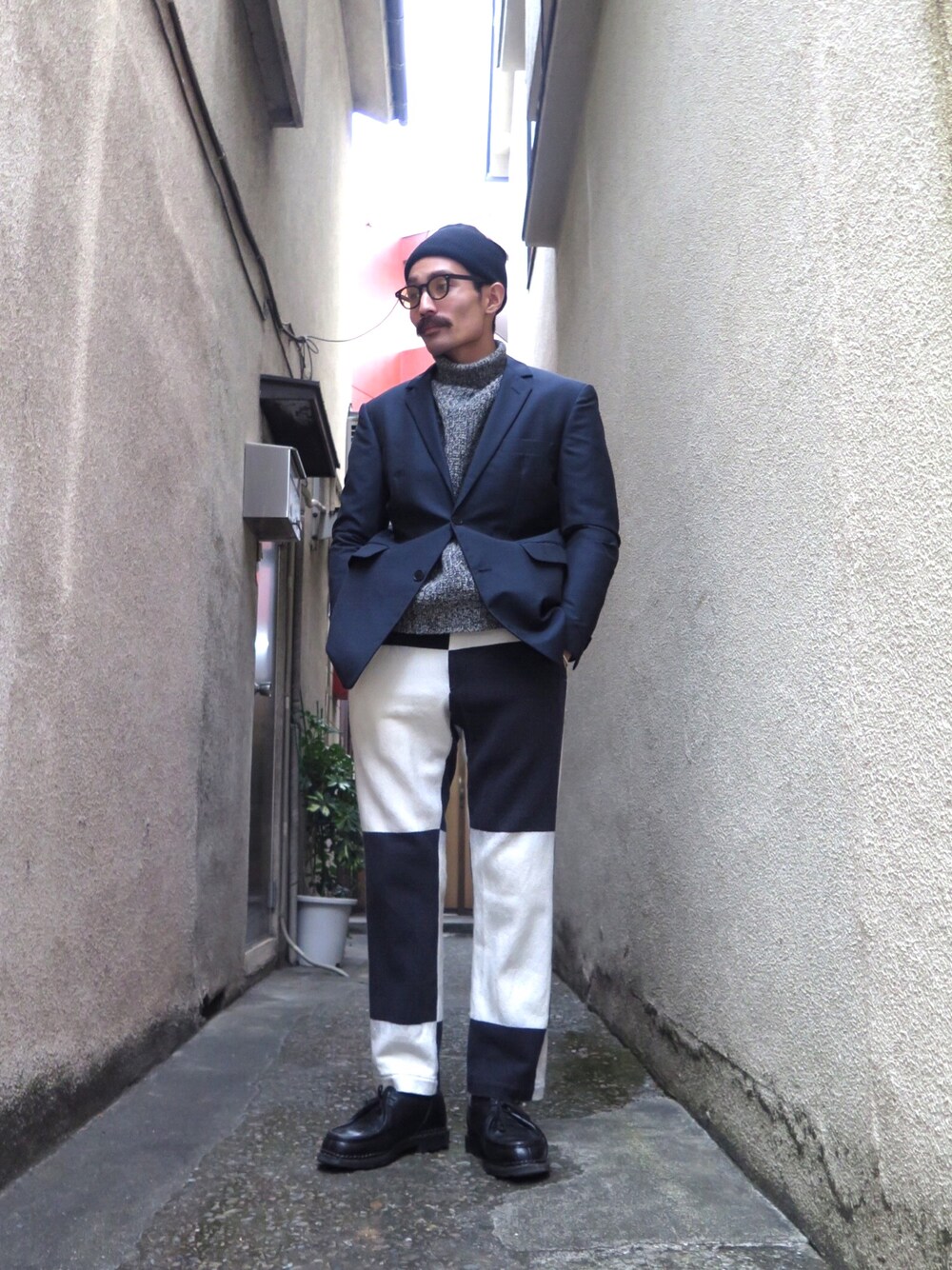 「シンプルコーデ、オトナカジュアル、シンプル、黒、ゆるコーデ」｜「HELMUT LANGのアイテム（テーラードジャケット、ブルー系）」を使った、青山圭佑さん（メンズ・170cm）の冬コーディネートの1枚目の写真
