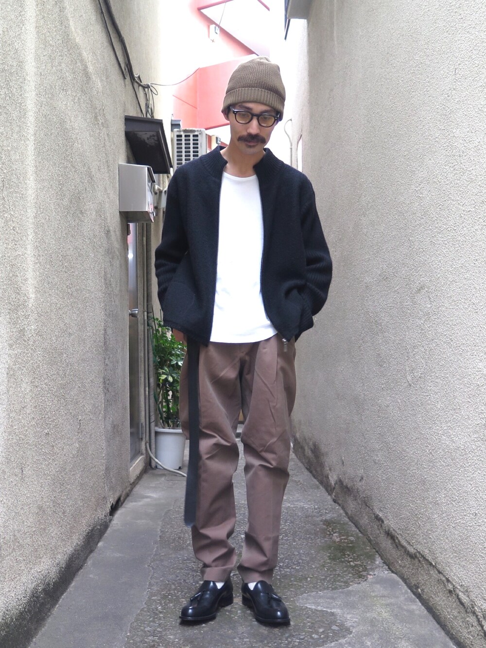 「シンプル、ラフ、黒、冬、大人コーデ」｜「nonnativeのnonnative - DWELLER BEANIE COTTON WOVEN （ニットキャップ/ビーニー、グリーン系）」を使った、青山圭佑さん（メンズ・170cm）の冬コーディネートの1枚目の写真