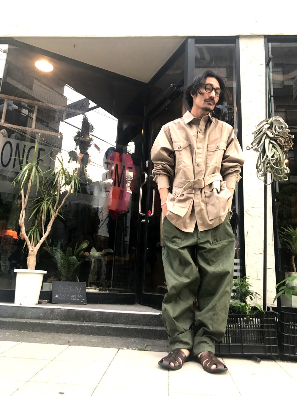 「大人カジュアル、春、シンプル、休日スタイル、military」｜「L.L.Beanのアイテム（ミリタリージャケット、ベージュ系）」を使った、青山圭佑さん（メンズ・170cm）の春コーディネートの1枚目の写真