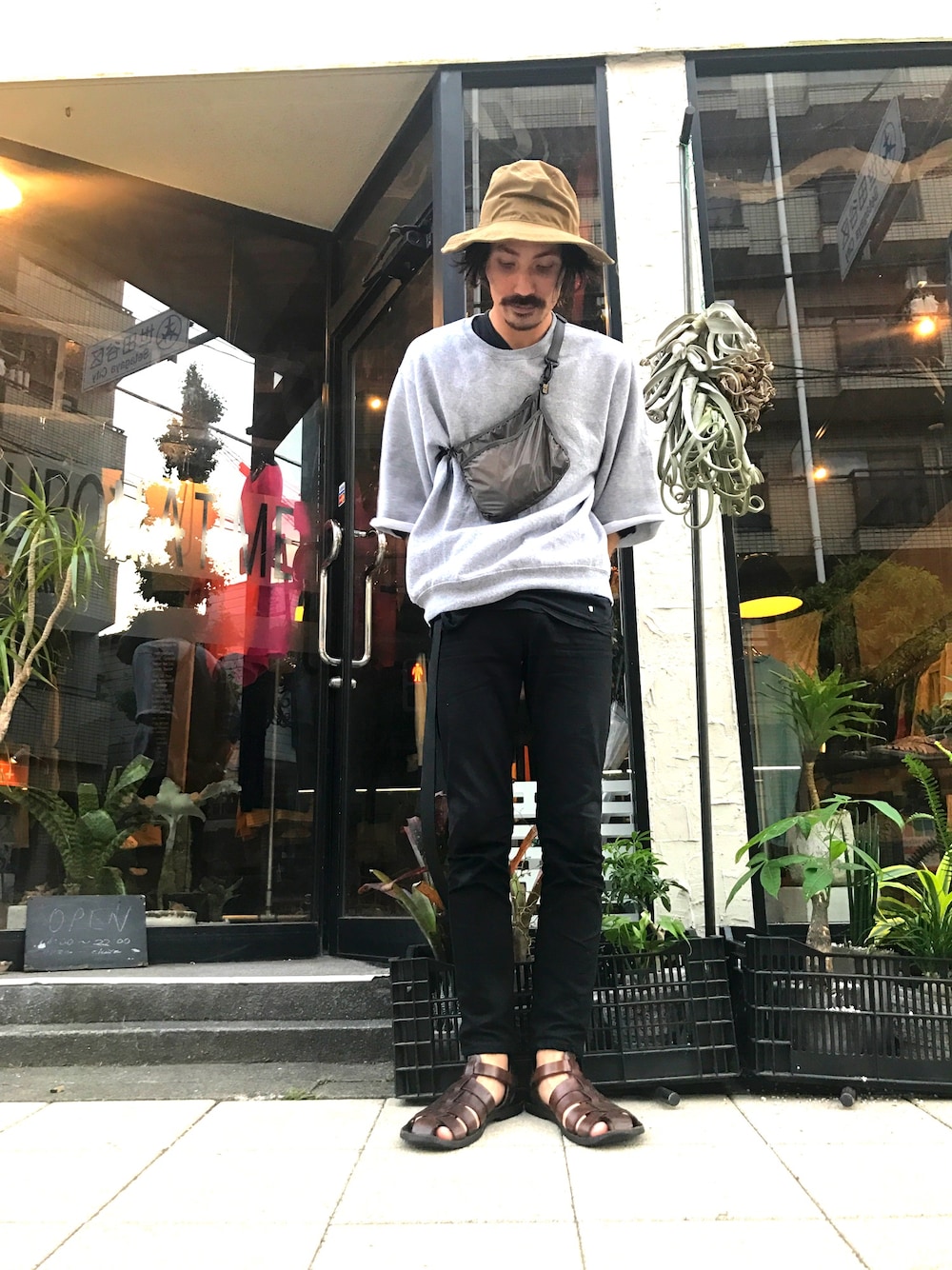 「大人カジュアル、春、ブラック、スキニー、サンダル、ootd」｜「nonnativeのアイテム（ハット、ベージュ系）」を使った、青山圭佑さん（メンズ・170cm）の春コーディネートの1枚目の写真