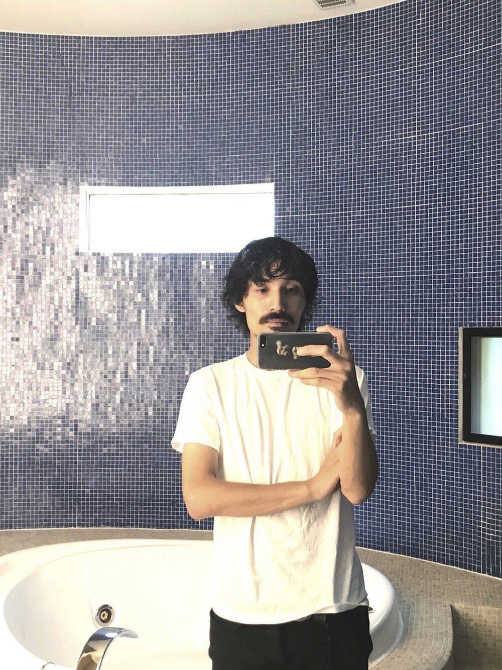 「カジュアル、シンプル、ootd、Tシャツ、夏」｜「HANESの【HANES】パック入りクルーネックTシャツ赤（３Ｐ）（Tシャツ/カットソー、ホワイト系）」を使った、青山圭佑さん（メンズ・170cm）の夏コーディネートの1枚目の写真