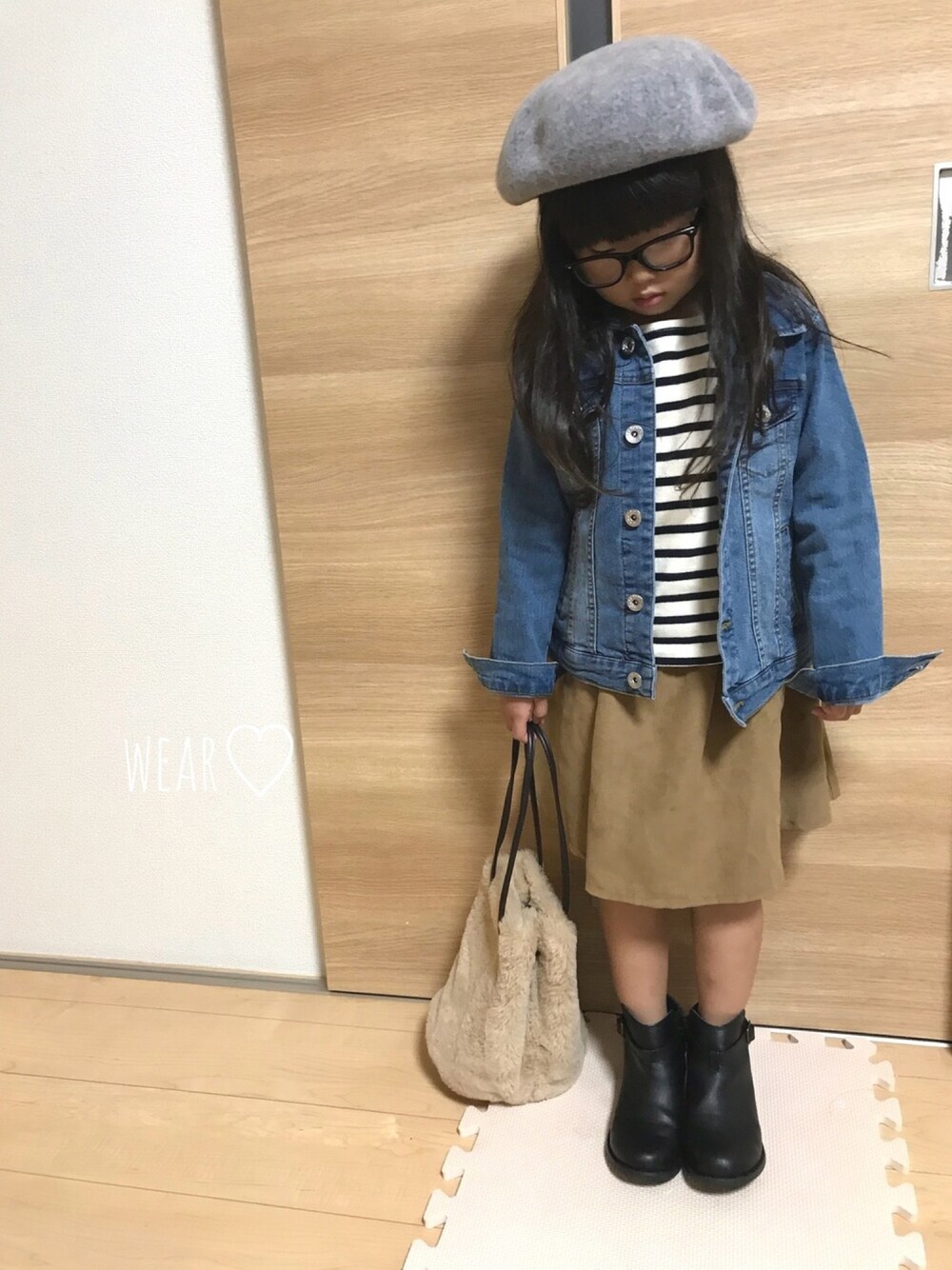 「キッズコーデ、5歳、グローバルワーク(GLOBAL WORK)、無印良品、ボーダー、ファーバッグ、ベレー帽、ダテメガネ、エンジニアブーツ」｜「無印良品のアイテム（Tシャツ/カットソー、ホワイト系）」を使った、Rin♡さん（キッズ・100cm）の秋コーディネートの1枚目の写真