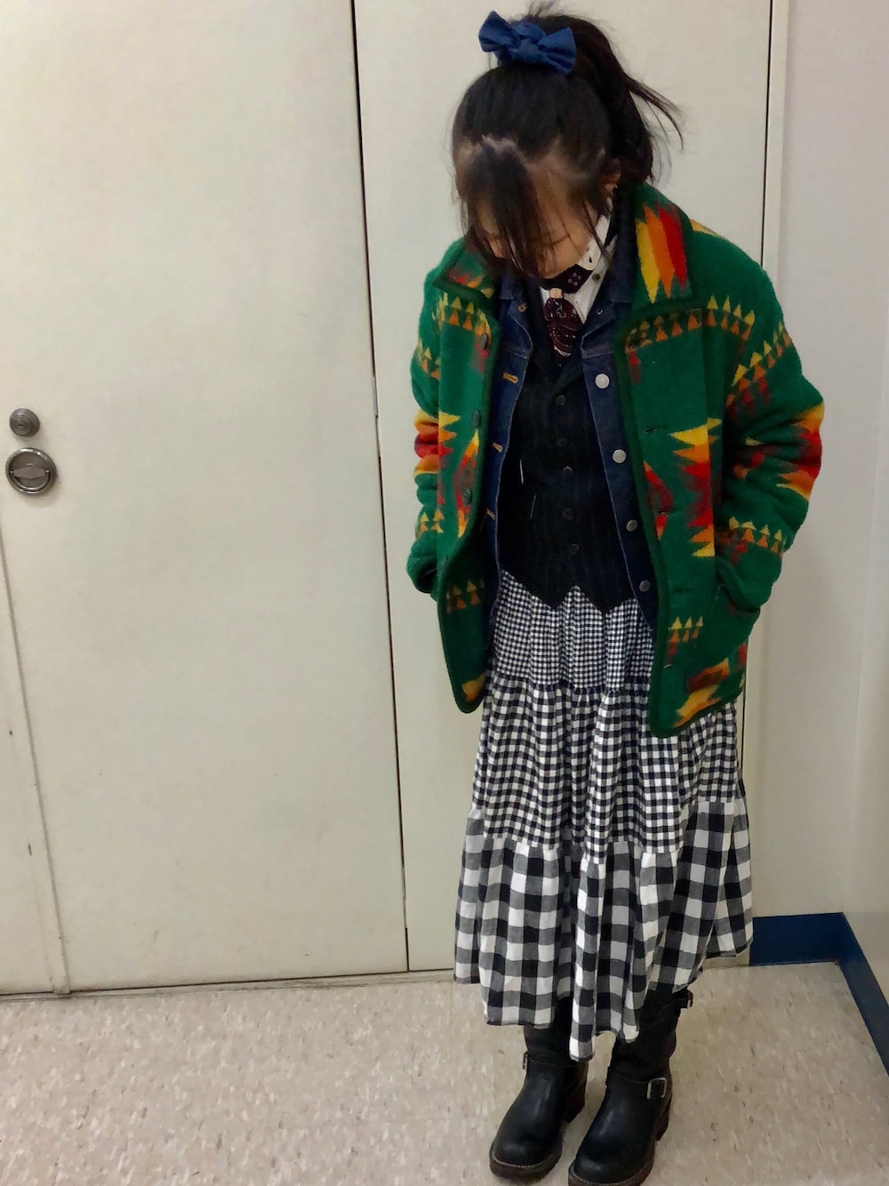 「冬コーデ、ママコーデ、ロングスカート、デニムジャケット、アメカジ、アメカジ女子部、ネイティブ柄」｜「UESのアイテム（ジャケット/アウター、グリーン系）」を使った、AyamiyakEさん（レディース・160cm）の秋コーディネートの1枚目の写真