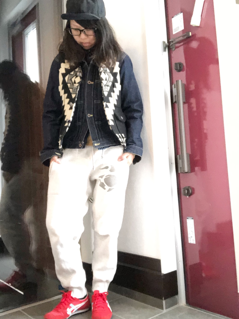 「アメカジ、アメカジスタイル、アメカジ女子部、デニムジャケット、デニムジャケット×スウェットパンツ、ベスト、オニツカタイガー、オニツカタイガーコーデ、赤いスニーカー」｜「THE H.W. DOG & CO. のアイテム（キャップ、ブラック系）」を使った、AyamiyakEさん（レディース・158cm）の冬コーディネートの1枚目の写真