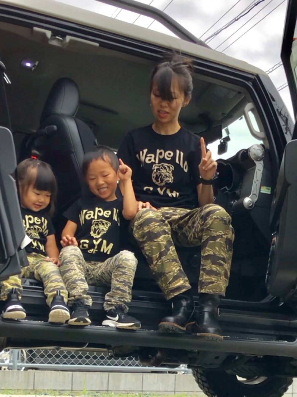 「タイガーカモ、おそろいコーデ、親子コーデ、親子リンク、兄妹コーデ、兄妹リンクコーデ、リンクコーデ」｜「GUNZのアイテム（Tシャツ/カットソー、ブラック系）」を使った、AyamiyakEさん（レディース・158cm）の秋コーディネートの1枚目の写真
