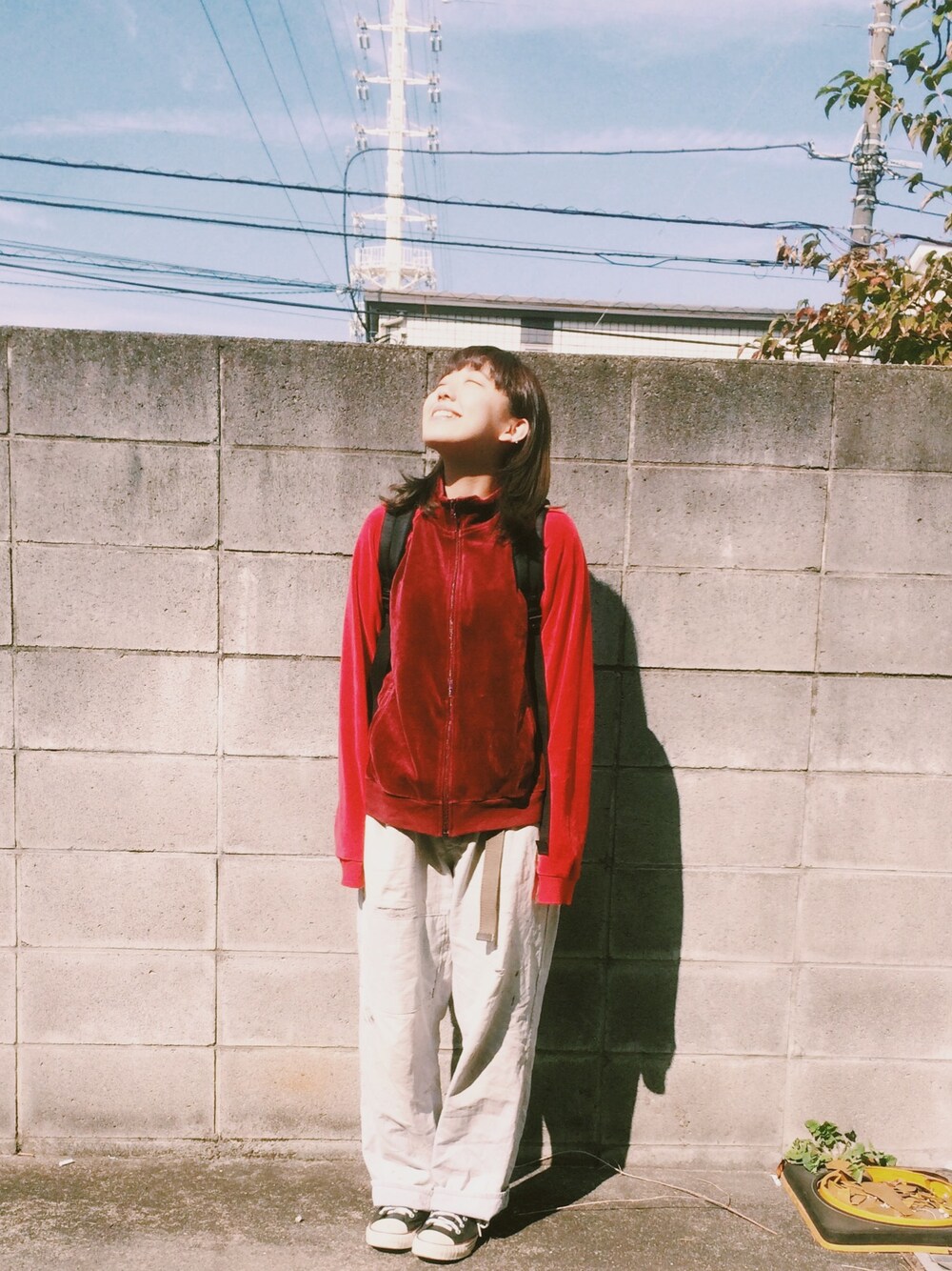 その他のデニムパンツ、ブラック系のスニーカー、レッド系のジャージを着用したレディースの秋コーディネートの1枚目の写真