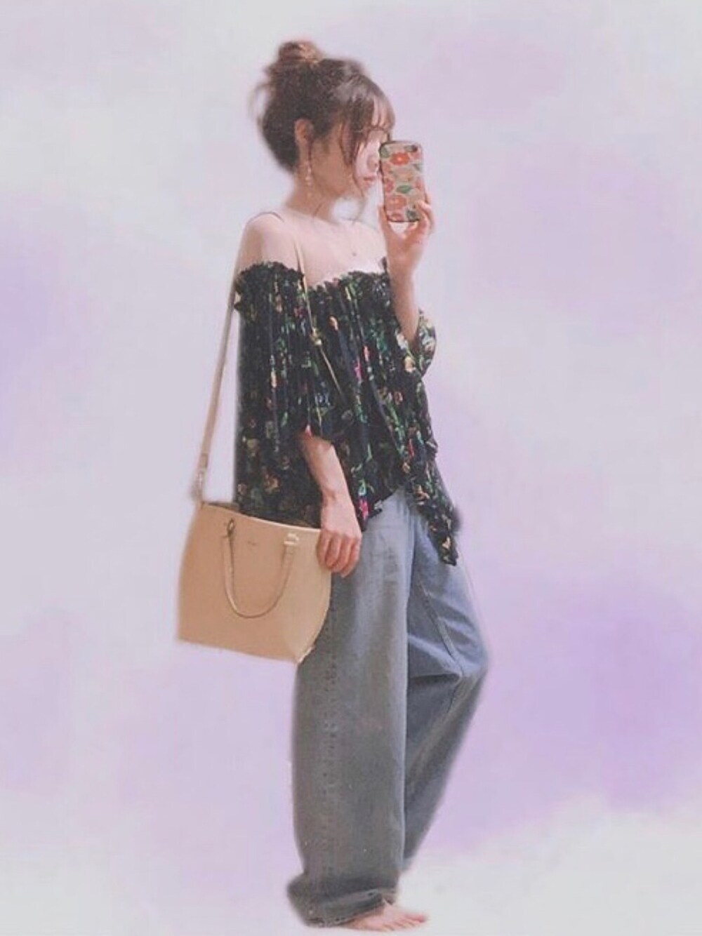 「花柄、夏コーデ、チュニック、デニム、デニムパンツ、お団子ヘアー、ラクチンコーデ」｜「mtのアイテム（トップス、ブルー系）」を使った、赤乃さん（レディース・160cm）の夏コーディネートの1枚目の写真