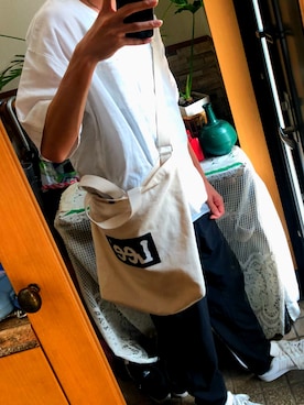 「Lee（リー）のアイテム（トートバッグ、ベージュ系）」を使った、ゆーと！、さん（メンズ・170cm）の春コーディネート