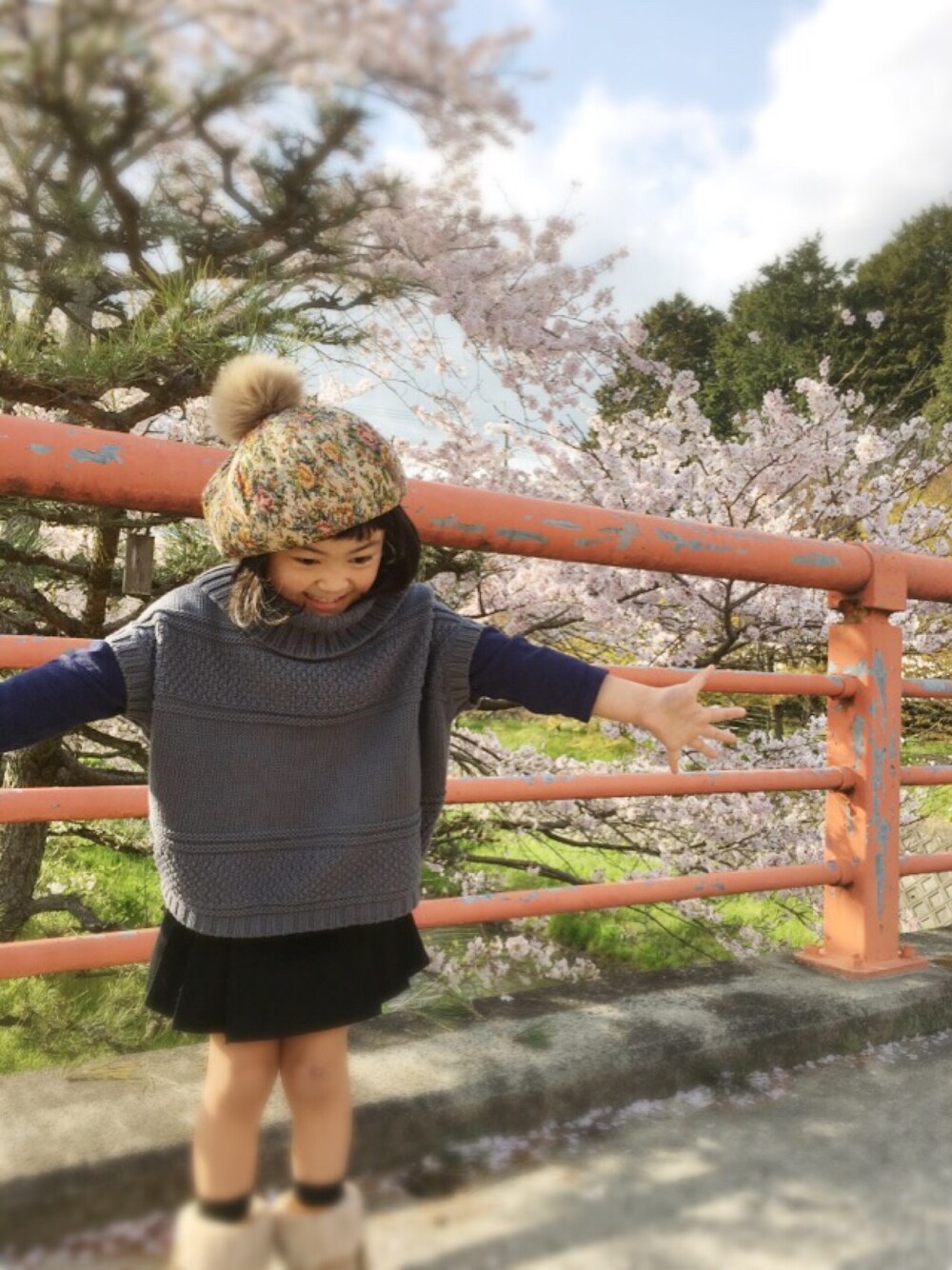 「キッズコーデ、女の子、ゴブラン」｜「OLD NAVYのアイテム（ポンチョ、グレー系）」を使った、歌助さん（キッズ・100cm）の春コーディネートの1枚目の写真