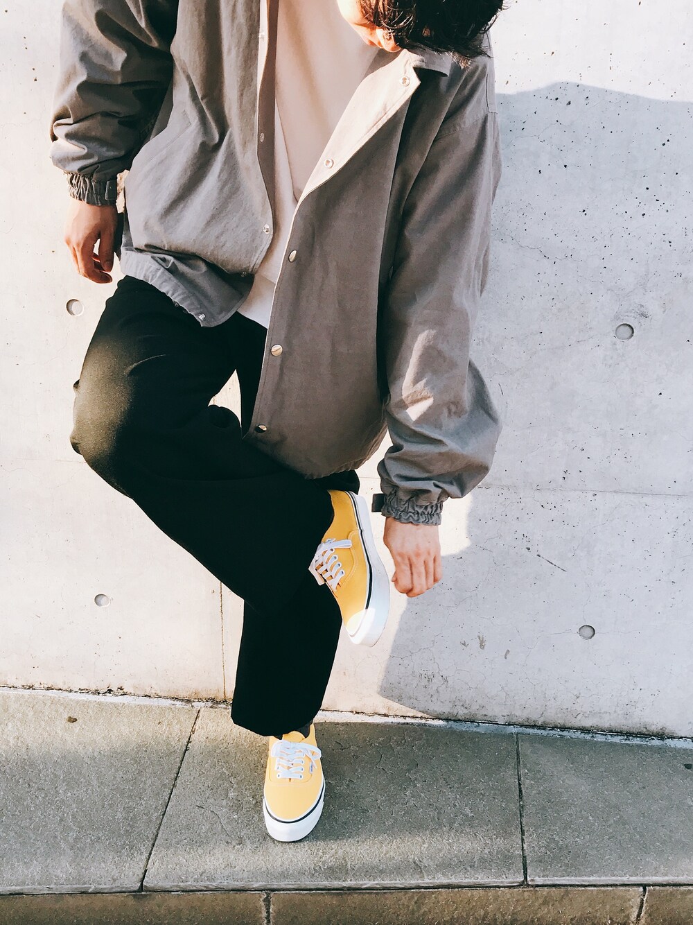 「アダムエロペ(ADAM ET ROPE')、ストリートMIX、カラーコントロール、ベルイエロー、はるコーデ、シンプルコーデ、ビッグシルエット、サイジング、モノトーンコーデ、差し色、美女と野獣キャンペーン」｜「VANSのアイテム（スニーカー、イエロー系）」を使った、SAKUMAAさん（メンズ・178cm）の春コーディネートの1枚目の写真