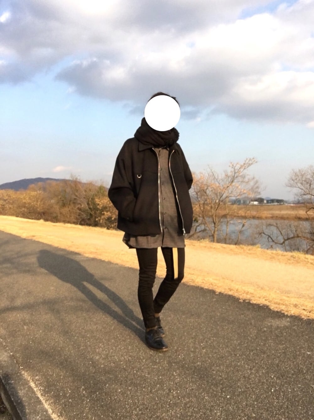 ブラック系のブルゾン、グレー系のシャツ/ブラウス、ブラック系のデニムパンツを着用したメンズの冬コーディネートの1枚目の写真