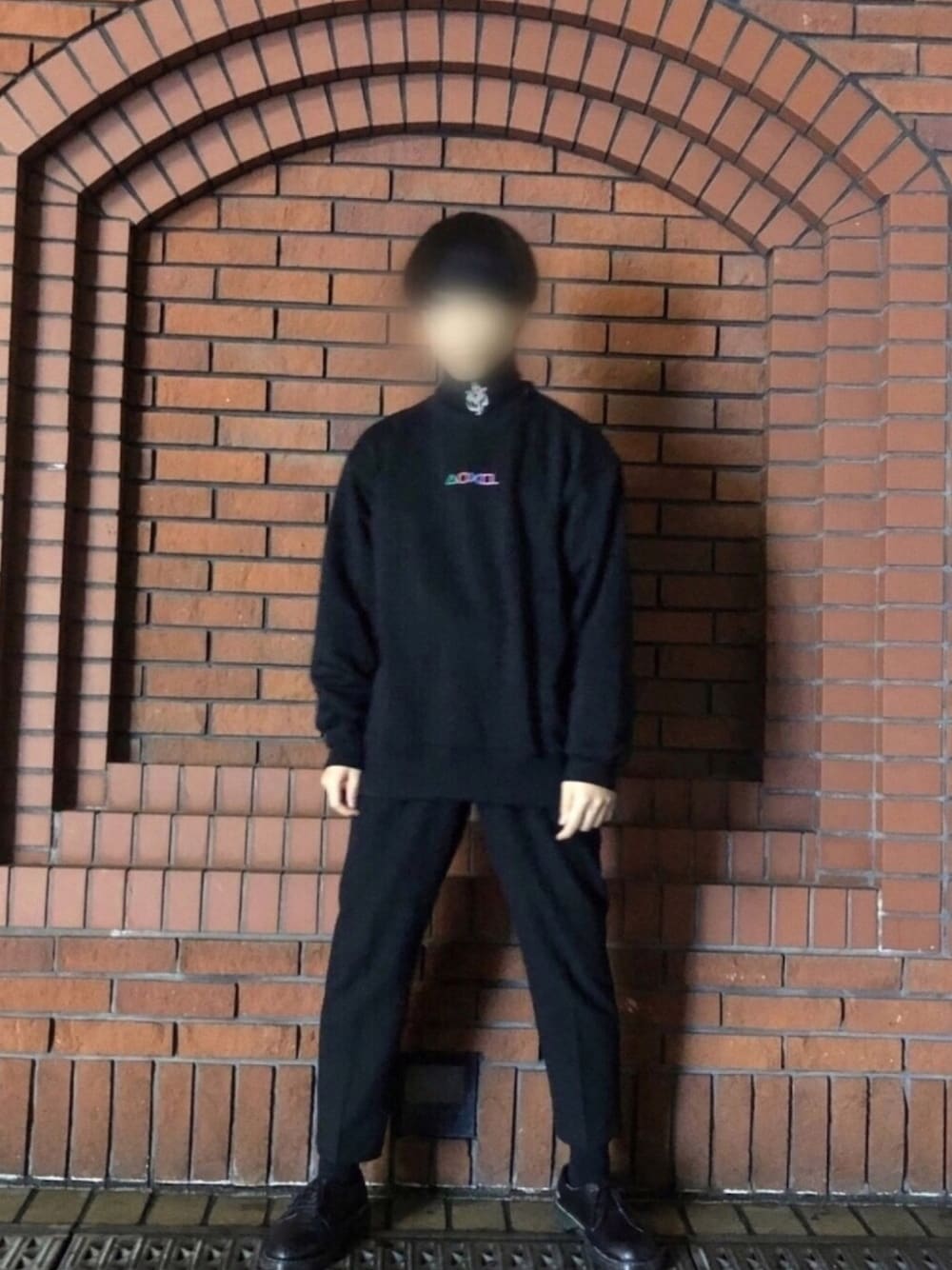 ブラック系のスウェット、ブラック系のスラックス、ブラック系のシューズを着用したメンズの冬コーディネートの1枚目の写真