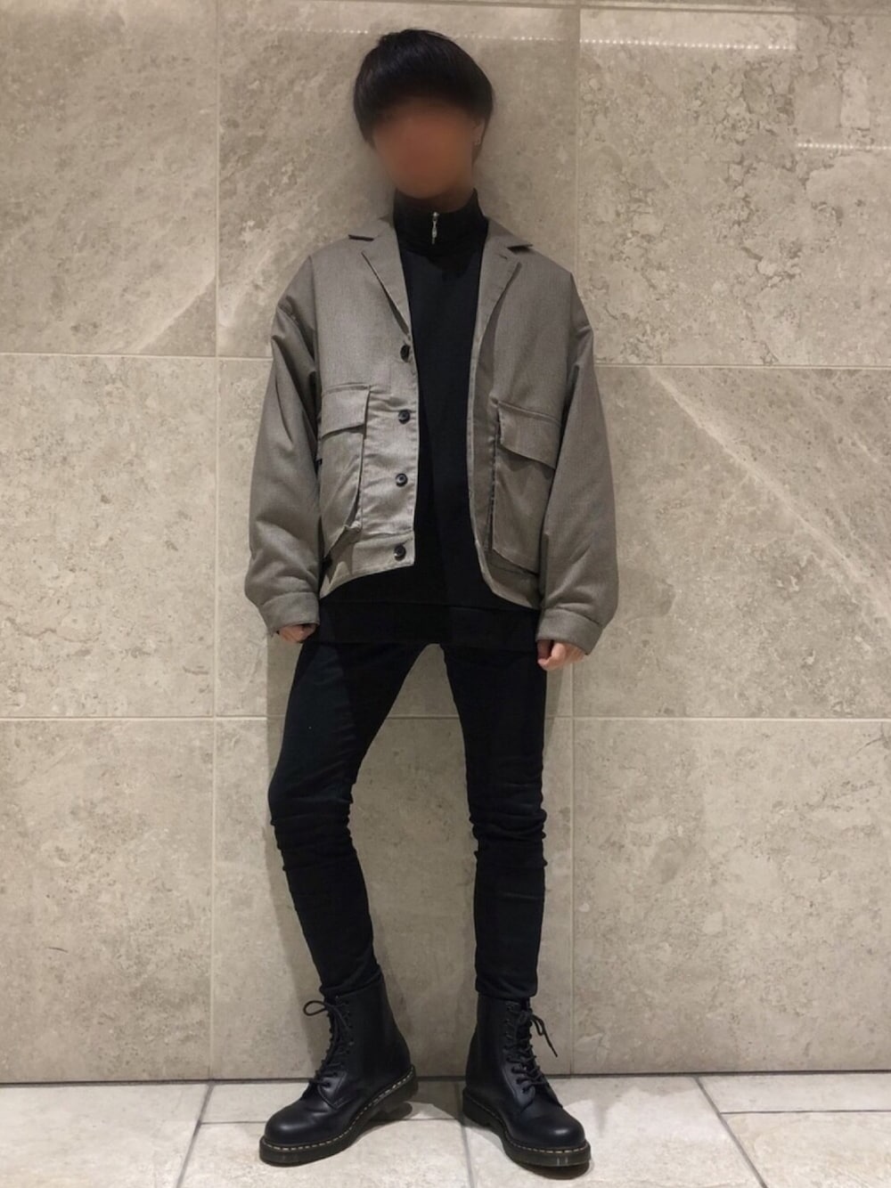 グレー系のブルゾン、ブラック系のTシャツ/カットソー、ブラック系のパンツを着用したメンズの冬コーディネートの1枚目の写真