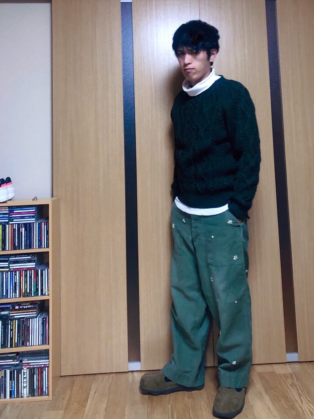「ニット、リメイク、ミリタリー、vintage、古着、おしゃれさんと繋がりたい」｜「SHANANA MILのアイテム（チノパンツ、グリーン系）」を使った、taka(相互フォロー)さん（メンズ・170cm）の冬コーディネートの1枚目の写真