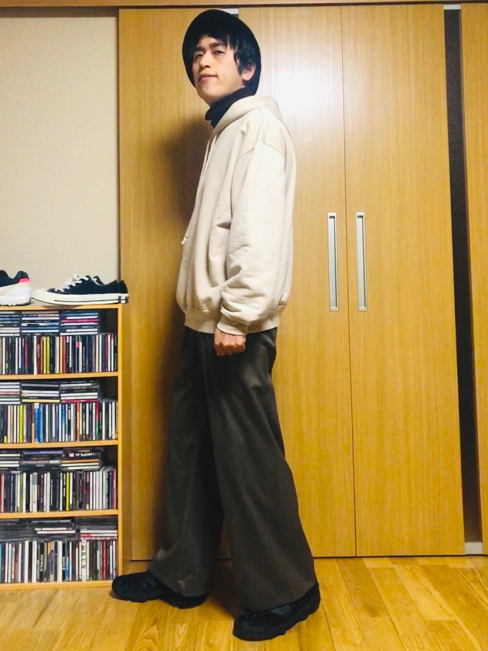 「シンプル、シンプルコーデ、オトナカジュアル、おしゃれさんと繋がりたい、オーバーサイズ、スニーカー、きれいめカジュアル」｜「AURALEEのアイテム（マウンテンパーカー、ベージュ系）」を使った、taka(相互フォロー)さん（メンズ・170cm）の冬コーディネートの1枚目の写真