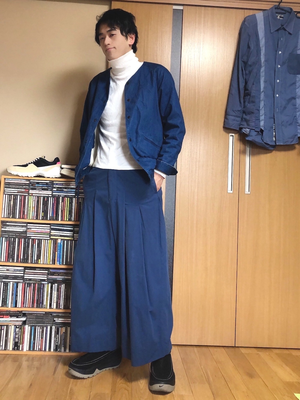 「春コーデ、青×白、春、スニーカー、ワイドパンツ、おしゃれさんと繋がりたい」｜「A VONTADEのアイテム（デニムジャケット、ブルー系）」を使った、taka(相互フォロー)さん（メンズ・170cm）の冬コーディネートの1枚目の写真