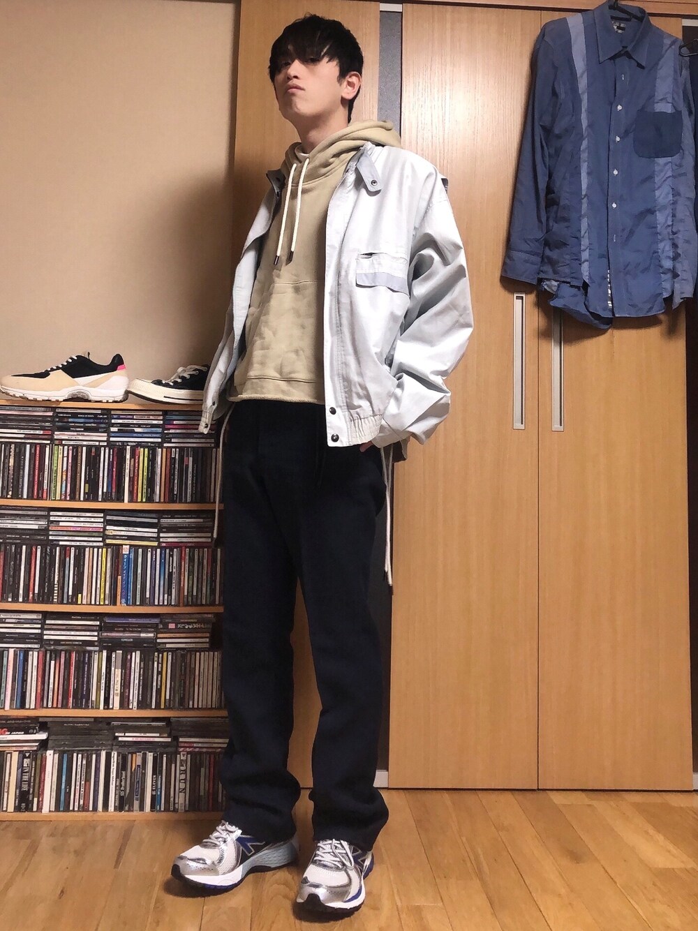 「春コーデ、春、ジャケット、フレアパンツ、スニーカー、シンプル、シンプルコーデ、おしゃれさんと繋がりたい」｜「VINTAGEのアイテム（ブルゾン、ブルー系）」を使った、taka(相互フォロー)さん（メンズ・170cm）の冬コーディネートの1枚目の写真