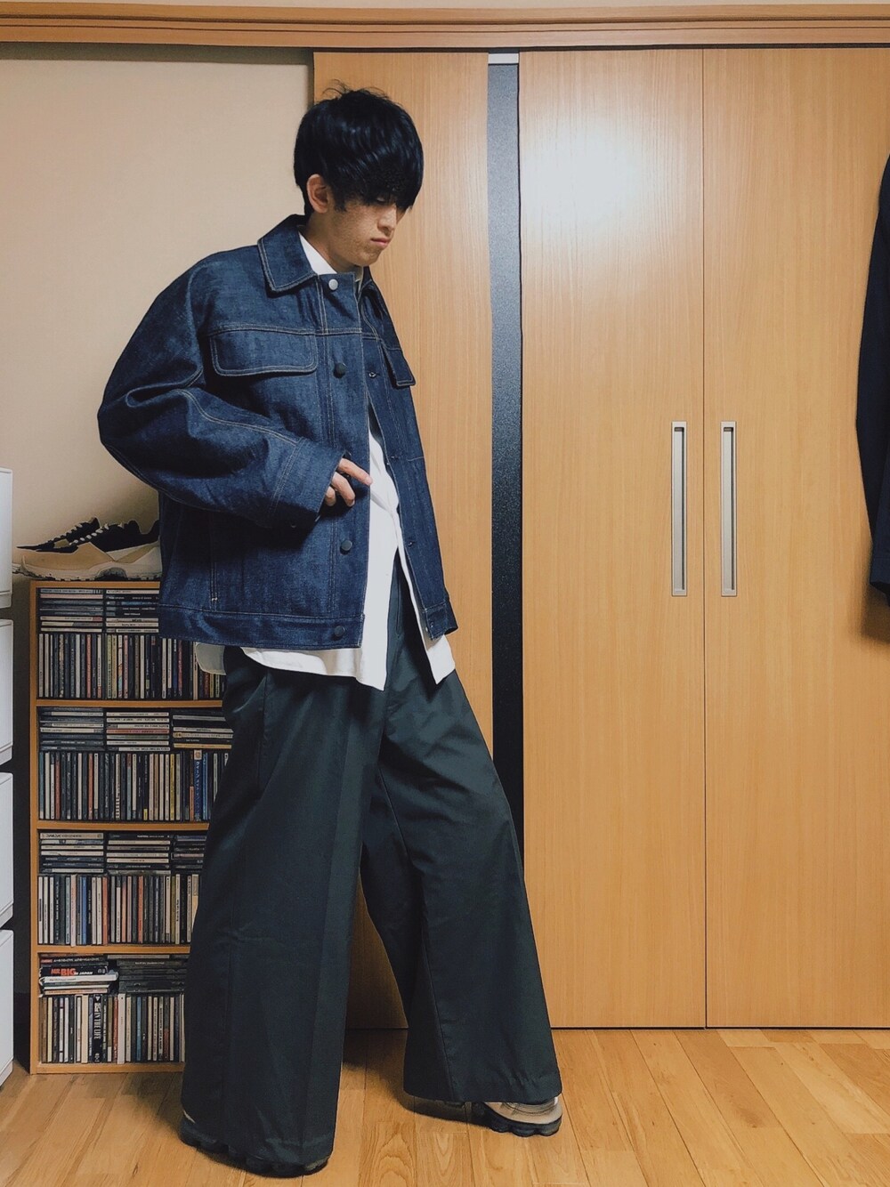「春コーデ、春、デニム、デニムジャケット、ワイドパンツ、おしゃれさんと繋がりたい、シンプル、シンプルコーデ」｜「RYO TAKASHIMAのアイテム（スラックス、グレー系）」を使った、taka(相互フォロー)さん（メンズ・170cm）の春コーディネートの1枚目の写真