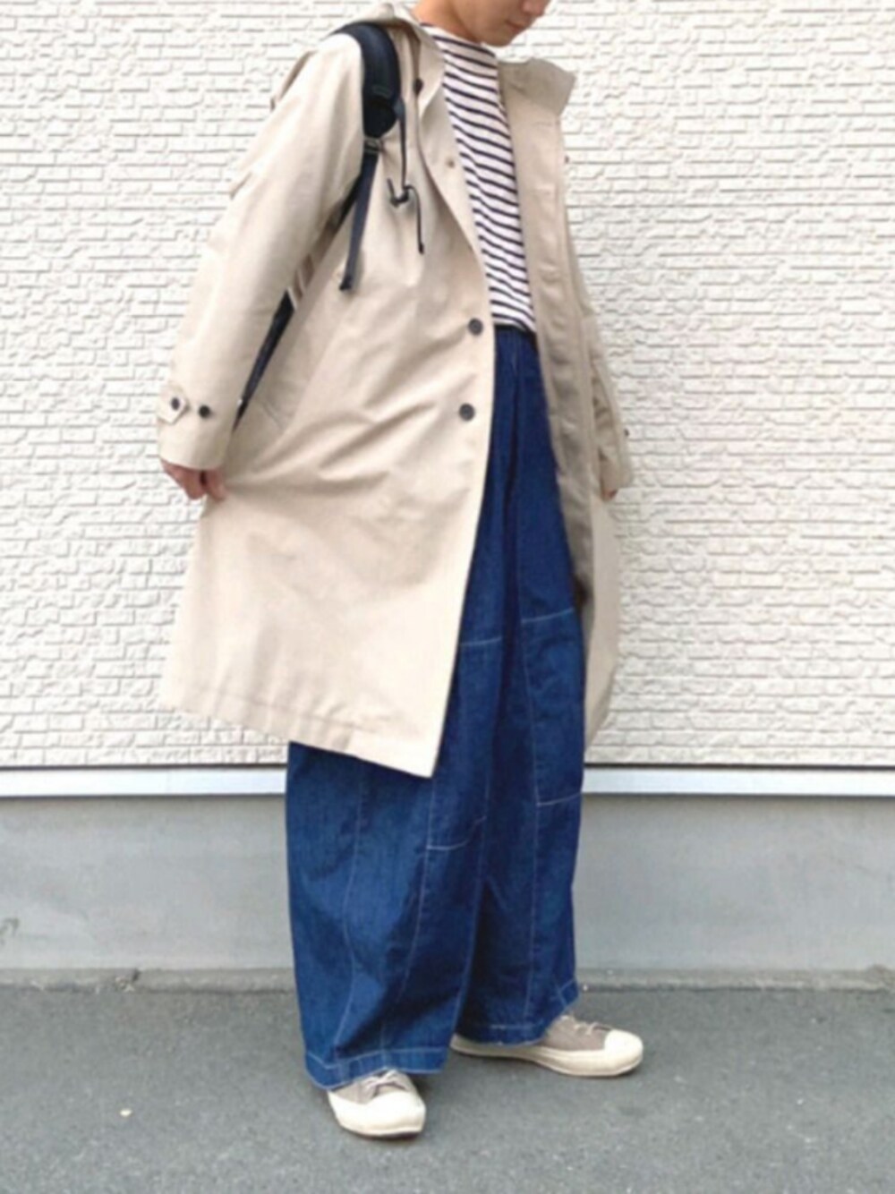 ブラック系のバックパック/リュック、ホワイト系のTシャツ/カットソー、ブラック系のパンツを着用したメンズの春コーディネートの1枚目の写真