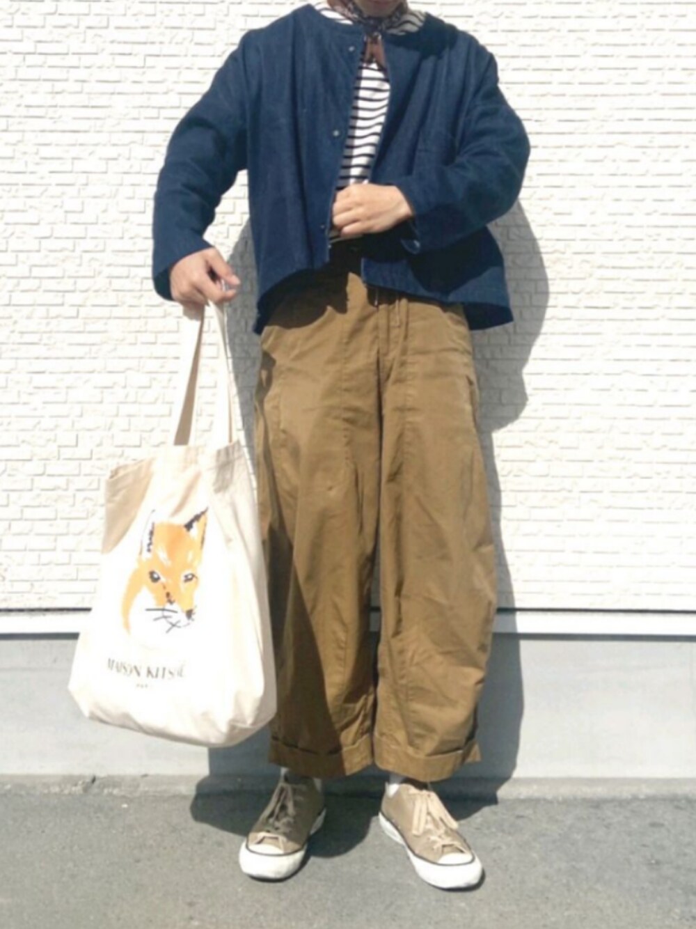 ベージュ系のスニーカー、ホワイト系のTシャツ/カットソー、ベージュ系のパンツを着用したメンズの春コーディネートの1枚目の写真