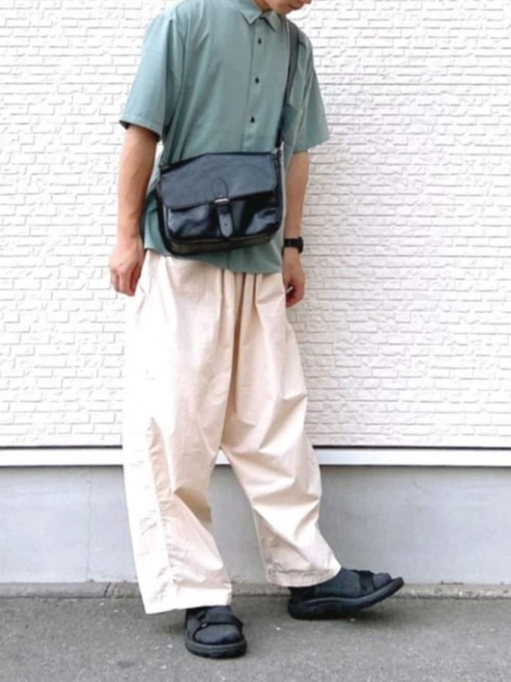 ホワイト系のチノパンツ、ブラック系のサンダル、グリーン系のシャツ/ブラウスを着用したメンズの夏コーディネートの1枚目の写真