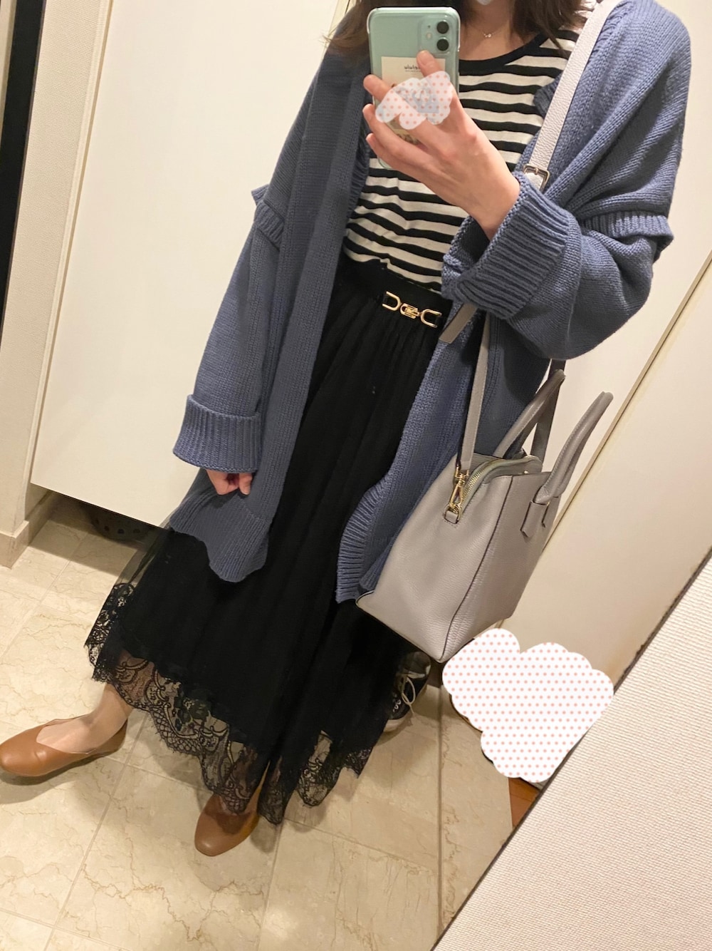 「ショッピング、青、白×黒、furla、ローリーズファーム(LOWRYS FARM)、オリエンタルトラフィック(ORiental TRaffic)、チャオパニックティピー(CIAOPANIC TYPY)」｜「LOWRYS FARMの２ＷＡＹバックスリットカーディガン　895727（ニット/セーター、ブルー系）」を使った、ほのさん（レディース・157cm）の秋コーディネートの1枚目の写真