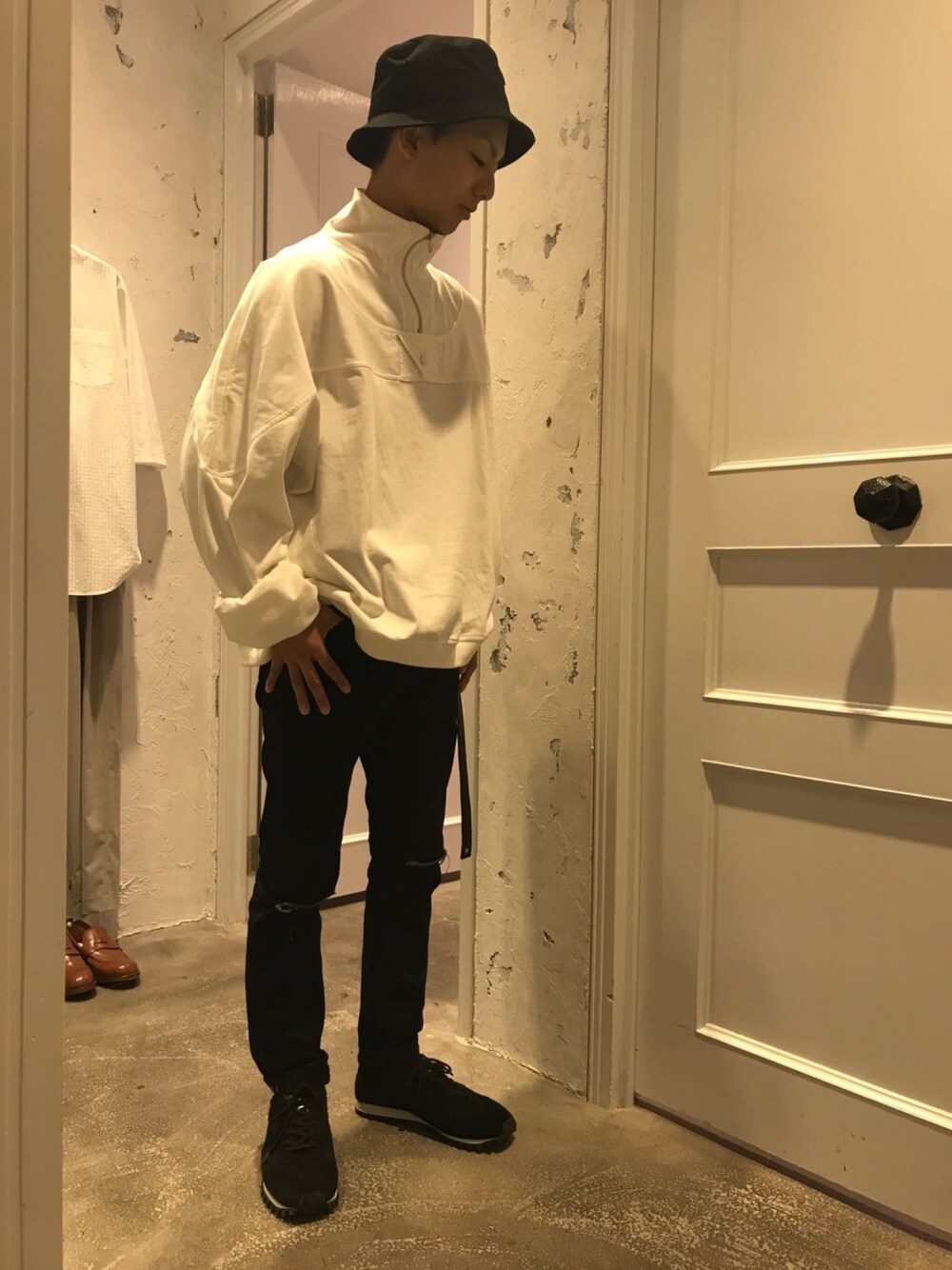 「シンプル、Johnbull Private labo、johnbull、WILLY CHAVARRIA、モノトーンコーデ、ストリート、street」｜「WILLY CHAVARRIAのアイテム（トップス、ホワイト系）」を使った、kunihiroさん（メンズ・168cm）の春コーディネートの1枚目の写真