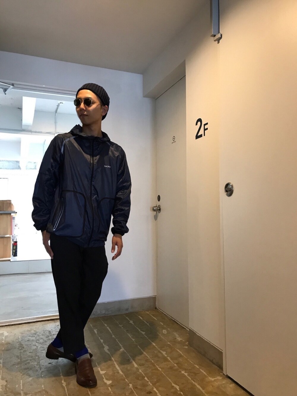 ブラック系のトップスを着用したメンズの春コーディネートの1枚目の写真