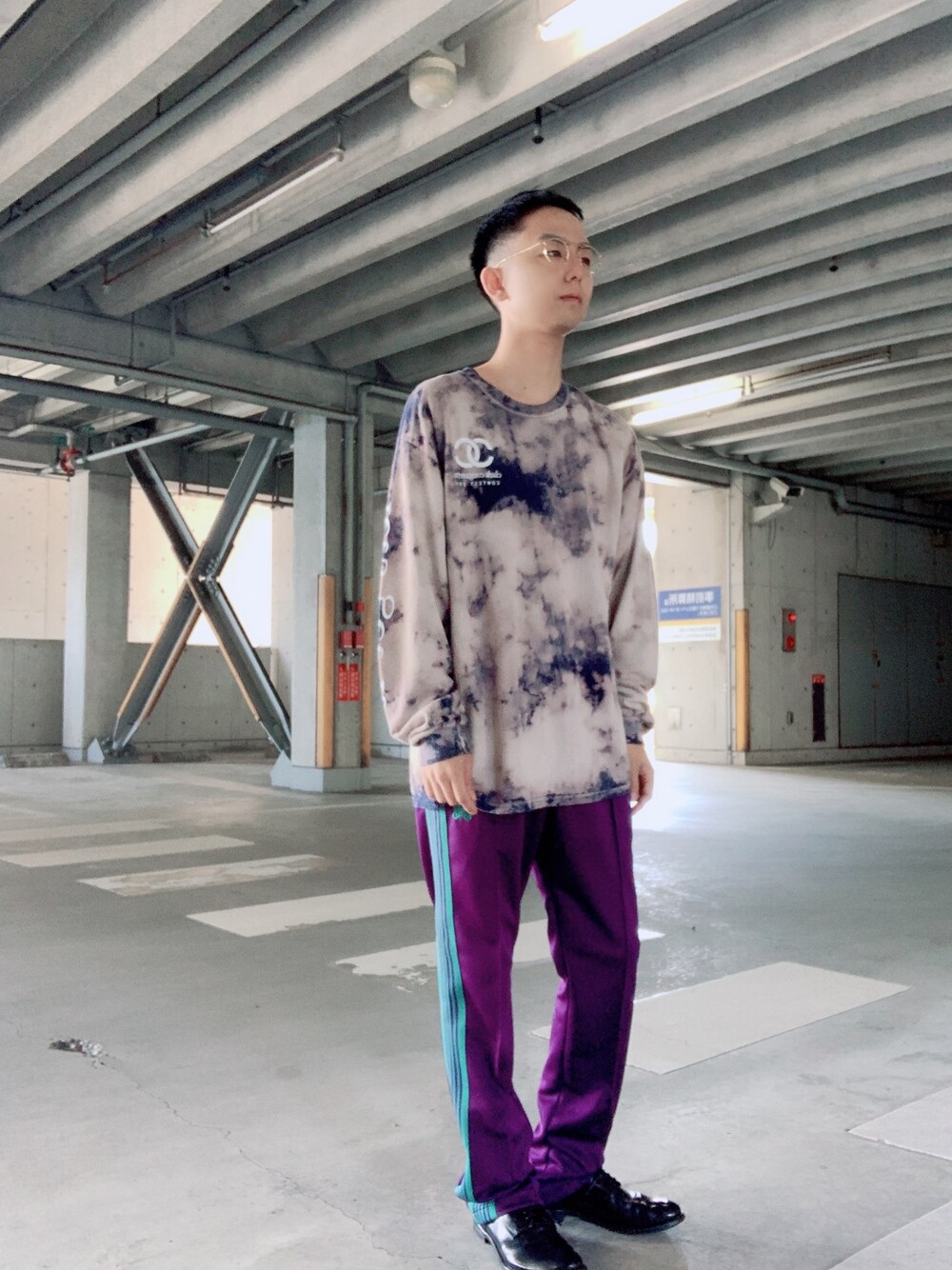 パープル系のパンツ、ブルー系のTシャツ/カットソーを着用したメンズの春コーディネートの1枚目の写真