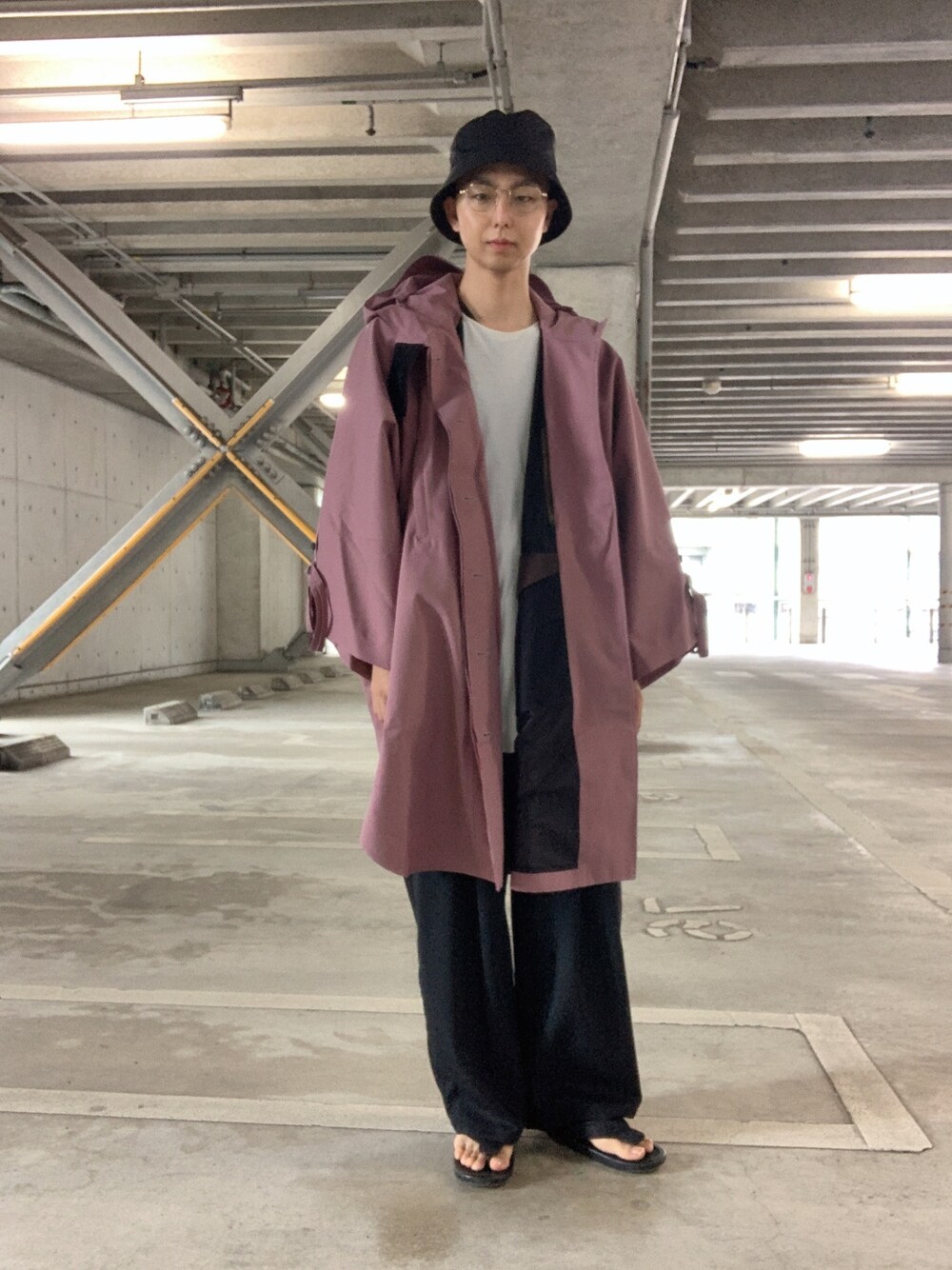 「きれいめカジュアル、大人カジュアル、カジュアルコーデ、norwegian rain、Johnbull Private labo、レインコート」｜「Norwegian Rainのアイテム（ジャケット/アウター、レッド系）」を使った、kunihiroさん（メンズ・168cm）の夏コーディネートの1枚目の写真