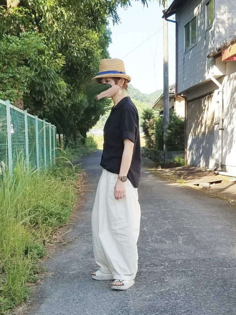 「夏コーデ、パンツスタイル、ラフ、シンプルコーデ、ラクチンコーデ、カジュアルコーデ、ママファッション、ワイドパンツ、オトナカジュアル、メンズライク」｜「HARVESTYの「HARVESTY / ハーベスティ」コットンチノクロスサーカスパンツ（チノパンツ、ホワイト系）」を使った、chieさん（レディース・157cm）の夏コーディネートの1枚目の写真