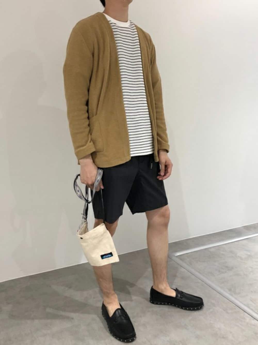 「カーディガン、ボーダー、ショートパンツ、Tシャツ、ショーツ、ボーダートップス、サコッシュ」｜「KAVUのKAVU：別注バッグ（ショルダーバッグ、その他）」を使った、nano・universe men's staffさん（メンズ・173cm）の春コーディネートの1枚目の写真