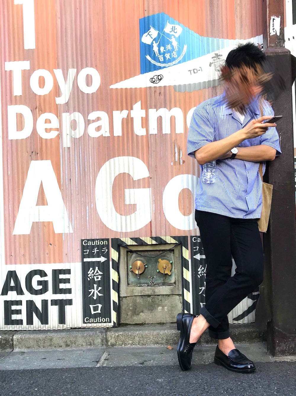 ブラック系のローファーを着用したメンズの夏コーディネートの1枚目の写真